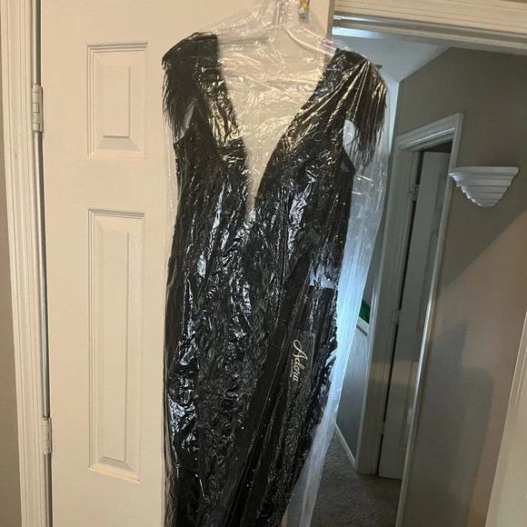 Black formal gown - Picture 2 of 5